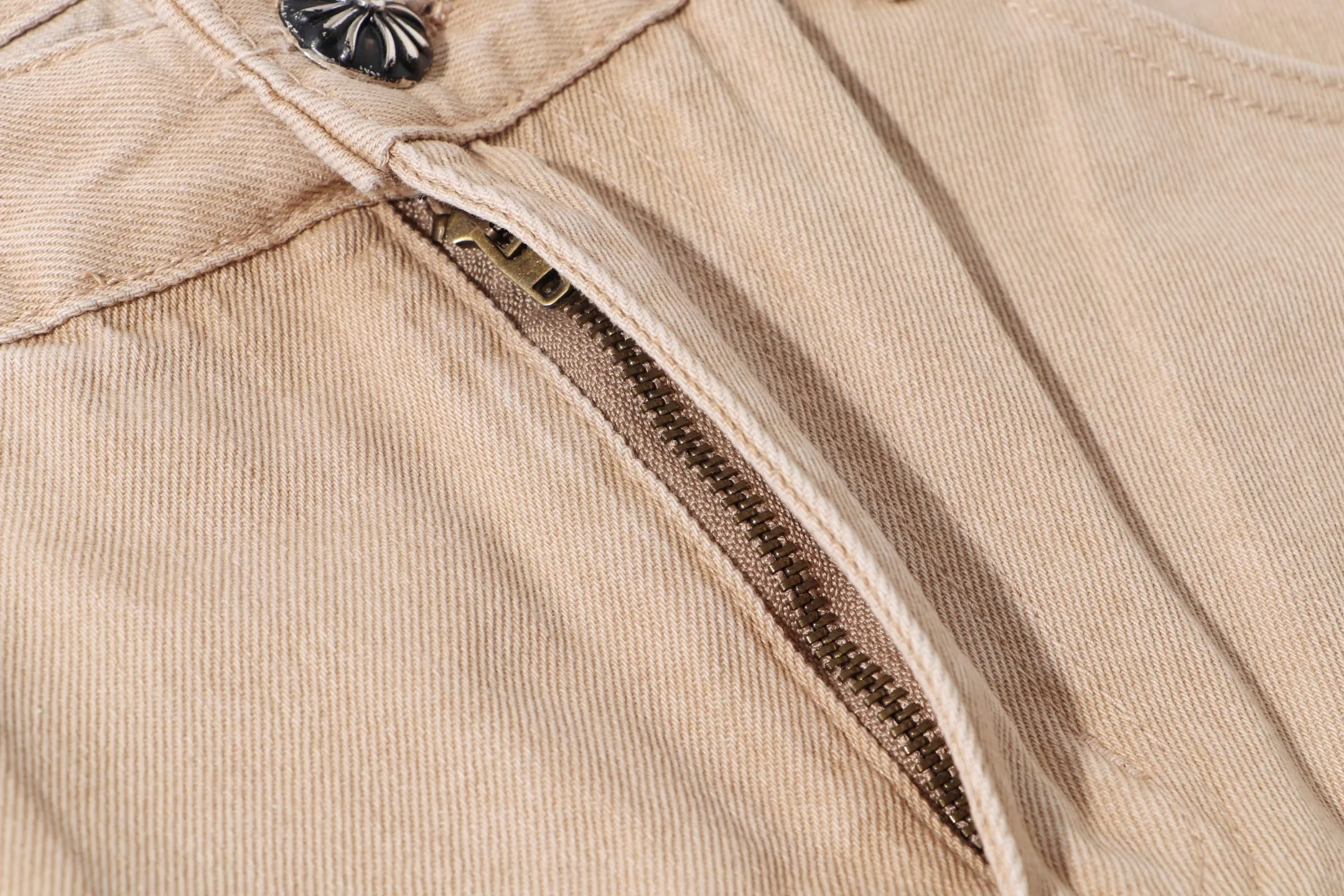 P240 Style No.: H911 Croxin & 𝐂𝐡𝐫𝐨𝐦𝐞 𝐇𝐞𝐚𝐫𝐭 ss25 white and blue patchwork jeans. Styles with different washed textures are very friendly to people with thin legs. The slightly flared version perfectly modifies the leg shape. The timeless and moderate length makes it easy to match and match. It is the basis for various styles and is a must-have in your wardrobe! The fabric is stiff but also makes the upper body soft without losing texture. The washing process is even more perfect. It is a must-have item for everyone! ! ! Washed wheat, hang tag, pants label, three labels complete Color: khaki Size: 30-32-34-36